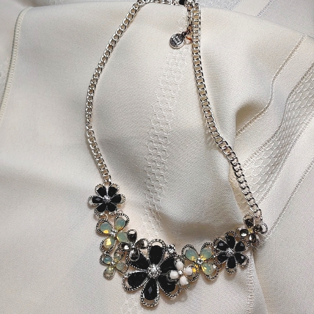 Hh Silver Chain Necklace With Flowered Acrylic Beads